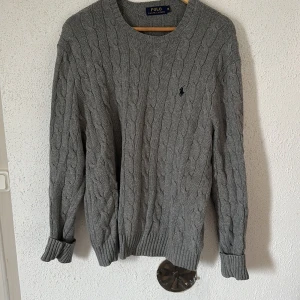 Ralph lauren kabelstickad tröja - Storlek M. Bra skick. 
