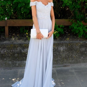 Balklänning - Superfin balklänning från Dressroom Linné!!🤍 Använd en gång & inga större defekter förutom några få fläckar nertill vid släpet (se bilder). Medföljer en matchande sjal. Storlek 0 (32)