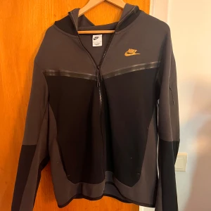 Svart och grå hoodie från Nike - Snygg Nike tech fleece utan defekter. Nypris ca 1400kr.