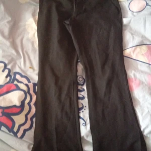 Svarta bootcut byxor från BikBok - Snygga svarta bootcut byxor från BikBok i storlek 34. Perfekta för en stilren look med en klassisk passform. Byxorna har en elegant siluett som passar till många olika tillfällen.
