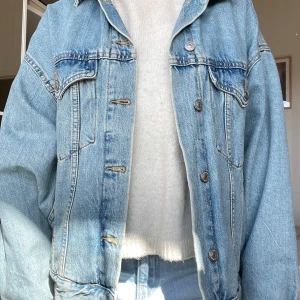 Ljusblå jeansjacka från Gina tricot - Säljer en ljusblå jeansjacka från Gina tricot i storlek xs . Jackan är lite oversize. Har inga tecken på användning. Perfekt för vår och sommar! Kan förhandla om priset.