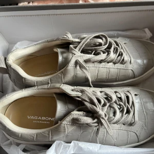 Sneakers från Vagabond - Sneakers från vagabond i strl 36. Endast använda en! gång. Säljer då jag köpte en större storlek. Nypris 1200. Gråbeige färg