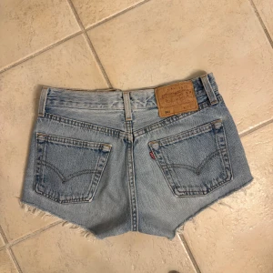 Vintage levis shorts - Säljer dessa jättefina vintage levis shorts i strl 27 men små i storlek, 68 i midjemått. Dem är mid/lowrise ❤️