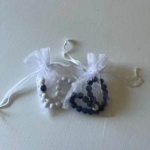 Svart och vitt pärlarmband - Två elastiska armband med pärlor, ett i svart och ett i vitt. Perfekta som matchande accessoarer för olika tillfällen. 