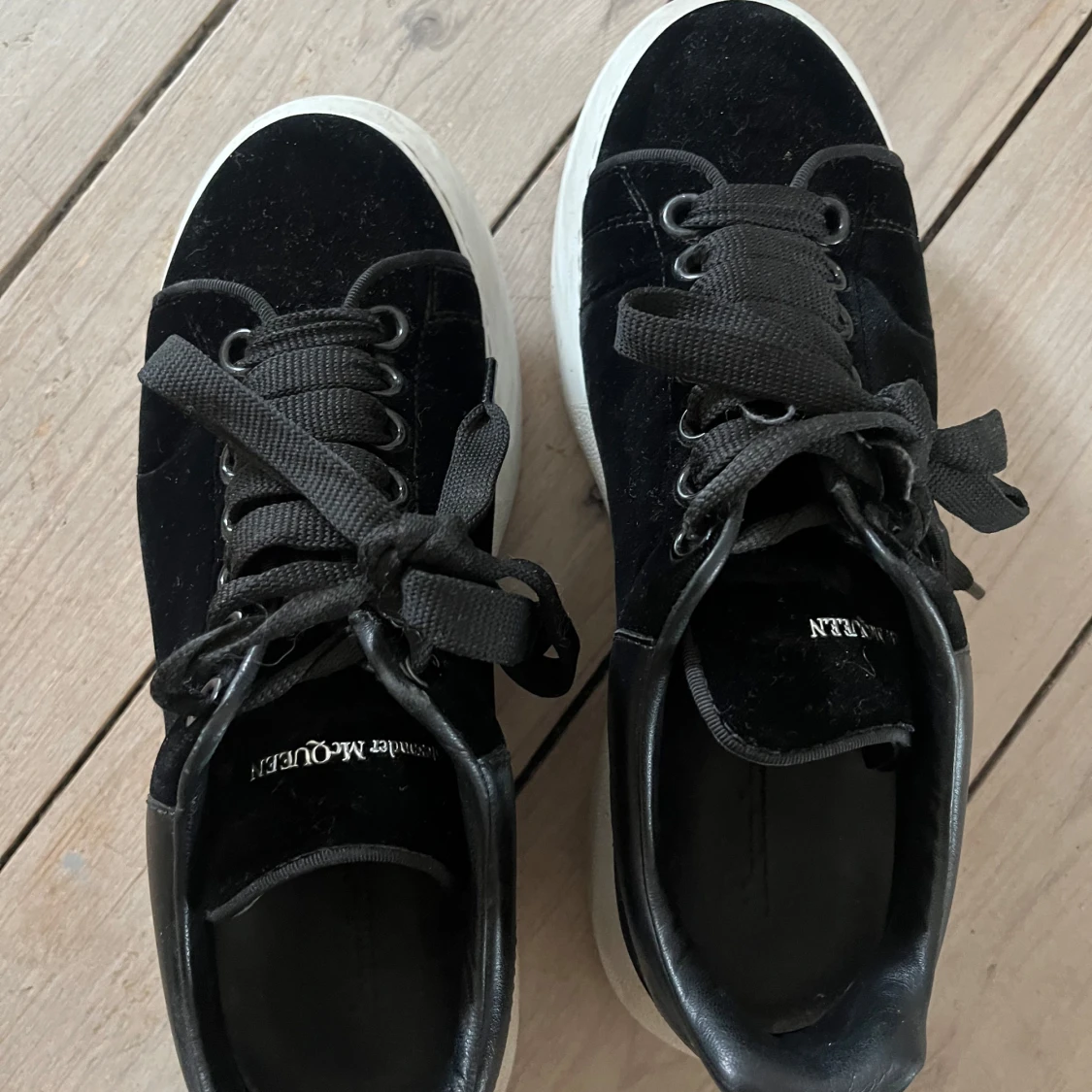 Svarta sametts sneakers från Alexander McQueen - 1