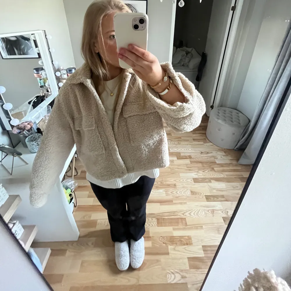 Mysig beige teddyjacka med knappar och stora fickor framtill. Köpte för ett bra tag sedan från hm men har bara hängt i garderoben så har inga tecken på användning. Står ingen lapp på storlek men jag har vanligtvis M i jackor och den sitter bra på mig💕har av er vid frågor! (Köparen står för frakten)  . Takit.