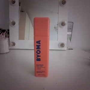 Byoma Balancing Face Mist - Fräsch och återfuktande face mist från Byoma i en stilren orange flaska. Perfekt för att balansera och återfukta huden under dagen. Enkel att använda med sprayfunktion. Endast testad