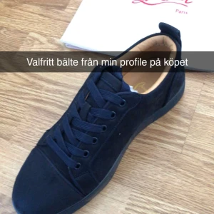 Svarta sneakers från Christian Louboutin - Snygga svarta sneakers från Christian Louboutin i mocka. Skorna har en stilren design med snörning och en diskret logga. Perfekta för dig som vill ha en lyxig touch i vardagen.