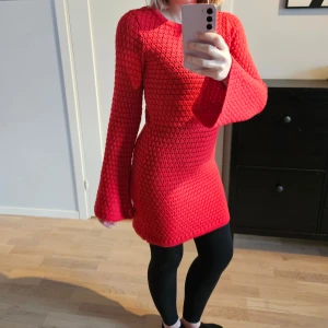 Virkad klänning Vero Moda  - Röd klänning från Vero Moda. Använd en gång, är i nyskick.