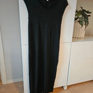 Linneklänning H&M - Ny, svart klänning i 100% linne, endast upptvättad. Från H&M storlek XS.