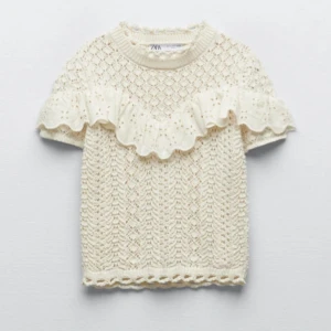 Beige stickad topp från Zara - Säljer min så fina stickade topp från Zara💕 Storlek M men sitter som XS-S! Den är använd många gånger men skicket är perfekt