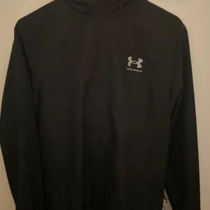Svart vindjacka Under Armour - Såljer min Under Armour jacka som knappt är använd och inte har några fel alls. Pris kan absolut diskuteras