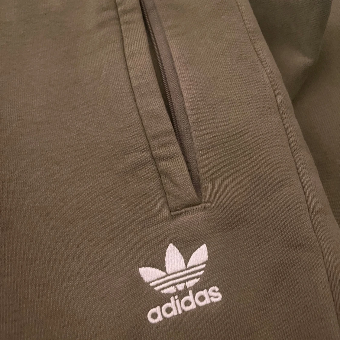 Olivgrön sweatshirt från Adidas - 4