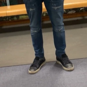 Mörkblå sneakers från Lanvin - Snygga mörk blåa från Lanvin med vita sulor och klassisk snörning. Perfekta för en stilren look. Skorna har en enkel och tidlös design som passar till många olika outfits. Allt finns og! Pris diskuteras