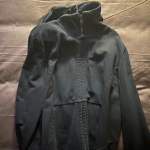 Cp company nyskick - En cp company hoodie i nyskick. Hängt länge i garderoben och inte kommit till användning