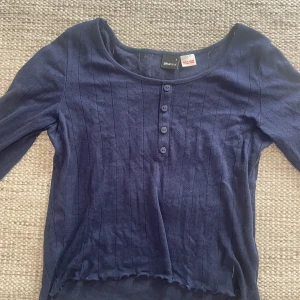 Mörkblå tröja från Gina Tricot - Säljer en jättegullig mörkblå tröja från Gina Tricot med knappar framtill❣️ använd fåtal gånger!