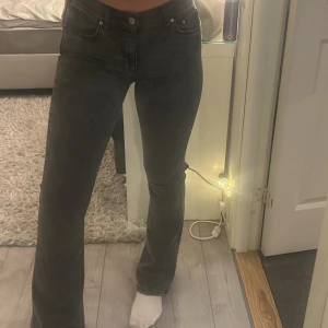 Grå bootcut jeans - Snygga grå bootcut jeans med låg midja från Gina🩷sparsamt använd så väldigt fint skick!