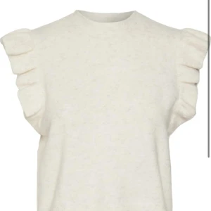 stockholm stil t-shirt   - säljer knappast använd t-shirt från veromoda/noisy may storleken xs