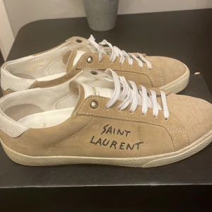 Saint Laurent skor - Snygga beige skor den saint Laurent , knappt använda , äkta och original box ingår storlek 40,5men passar även som 41