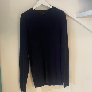 Massimo dutti tröja - Riktigt fin tröja från Massimo dutti🤩tröjan är i ny skick och är perfekt nu till vår och sommar😊 nypris runt 1300kr vårt pris 349kr