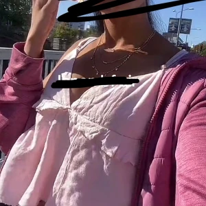 Vit ärmlös blus - Säljer en söt vit blus med volangdetaljer. Blusen är ärmlös och har en luftig passform, perfekt för varma dagar. Den har en romantisk och feminin stil som passar till många olika tillfällen.