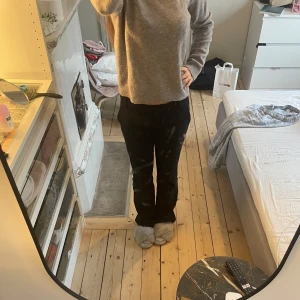 Grå stickad tröja - Säljer en mysig grå stickad tröja med rund halsringning. Perfekt för kyligare dagar och enkel att matcha med olika outfits. Tröjan har långa ärmar och en klassisk design. Materialet är polyester så det kliar inte, skriv via frågor💕