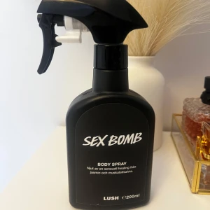Sex Bomb Body Spray från Lush - Använd mycket lite skulle uppskatta att 5-10 ml max är använt av 200 ml. Säljer pga att den inte kommer till användning. 