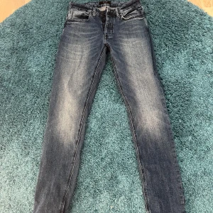 Jeans från Neuw - Skit snygga jeans från Neuw som knappt är använda och har mycket kvar att ge! Slim  passform. storlek 28/32 nypris 1499 kom pm för mer frågor🤠
