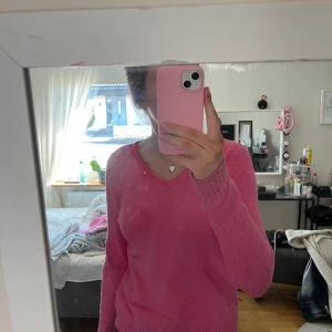 Rosa stickad tröja med v-ringning - Snygg rosa stickad tröja med v-ringad urringning från Vila. Tröjan är varm och i väldigt mysigt och skönt material. Den är knappt använd och i bra skick. Hör av dig vid frågor💗🙏🏼