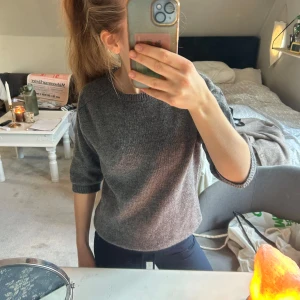 Grå stickad tröja från Zara - Säljer den här populära mörkgråa stickade tröjan från Zara. Tröjan har trekvartsärmar och en rund halsringning. Den är oanvänd och i helt nytt skick, nypris: 380kr😇