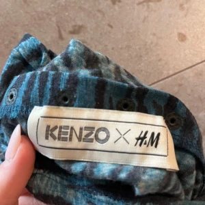 Zebramönstrad tröja  - Säljer en cool zebramönstrad tröja från Kenzo x H&M i blå och svart. Tröjan har en hög krage och långa ärmar, perfekt för att sticka ut i mängden. Original pris är ca 500-600kr🩵🖤