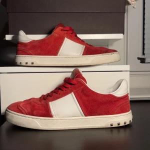 Valentino Flycrew - Valentino flycrew i storlek 42 men passar även lite större. Skick 7-8/10 lite tecken på slitage på insidan men inte så mycket på utsidan. Alla nitar/spikar kvar. För mer bilder eller funderingar hör gärna av dig! MVH Viktor💯