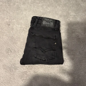 Replay Anbass jeans - Säljer nu dessa mörkgråa Replay jeans i modellen Anbass|Nypris:1600kr|Storlek W30/L30, men sitter som W30/L31|Bara att skriva vid minsta fundering/fråga!