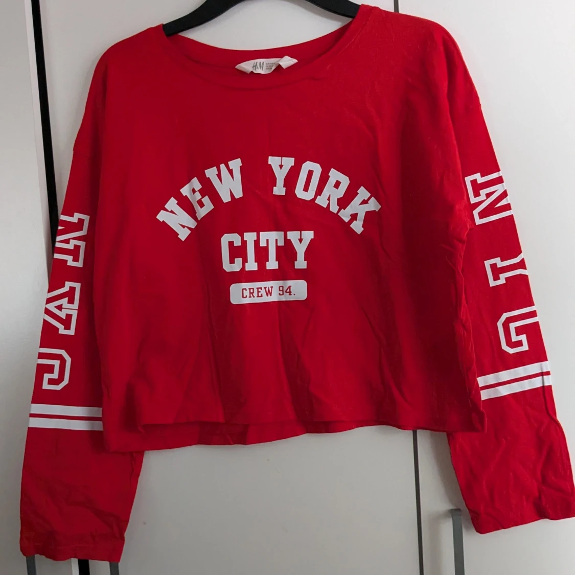 Röd croppad tröja med tryck - 1