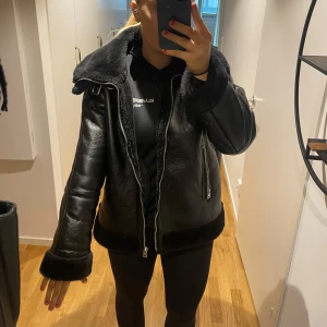 Jacka - Säljer nu min otroligt sköna snygga jacka då jag inte använder den! As bekväm, varm , mysig! Inga defekter!❤️ köptes för 699