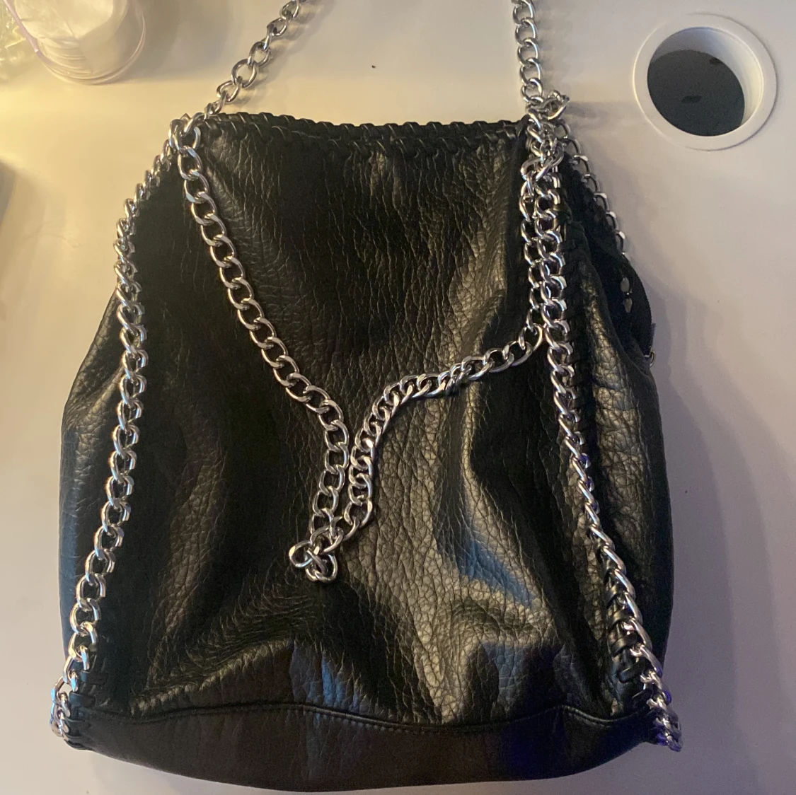 Svart axelväska med kedjedetaljer