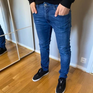 Replay Jeans Anbass - Säljer ett par feta Replay Jeans| Modell: Anbass, dvs slim | Modell på bild: 178cm lång & väger 70kg| Skick: Väldigt bra 8/10 | Nypris 1600kr, vårat 599kr| Skriv gärna vid intresse 💭