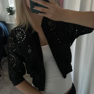 Bolero/kofta - Säljer denna helt oanvända boleron/koftan💗 Endast testad en gång!