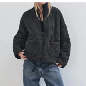 Zara svart quiltad jacka! - Snygg svart quiltad jacka med dragkedja framtill. Jackan har en avslappnad passform och långa ärmar, perfekt för kyligare dagar. Den quiltade designen ger en trendig look.