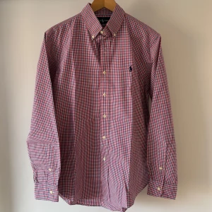 Ralph lauren skjorta - Sjukt snygg rutig ralph lauren skjorta i storlek M. Den är så gott som ny utan några tecken på användning