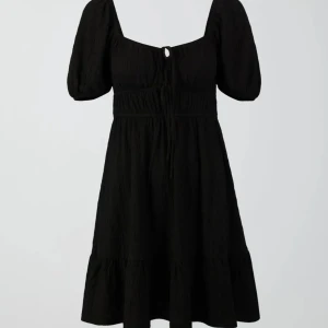 Svart klänning med puffärmar - Svart klänning från gina🥰använd 1-2 ggr