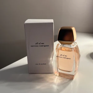 All of Me Eau de Parfum från Narciso Rodriguez - En väldigt god parfym 'All of Me' från Narciso Rodriguez, den är en blandning av ros och geranium.  Parfymen är vegansk och består av 88% naturliga ingredienser. Ny pris ligger runt 1000kr jag säljer den för 800 då den är använd några gånger. Kom gärna med frågor💕/Iris
