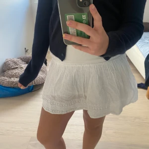 Vit kjol - Söt vit kortkjol med elastisk midja och lätt, luftigt material. Perfekt för varma dagar och ger en fräsch look. Kjolen har en enkel design som gör den lätt att matcha med olika toppar.❤️Strl XS men den passar XS-M då den är väldigt stretchig💕