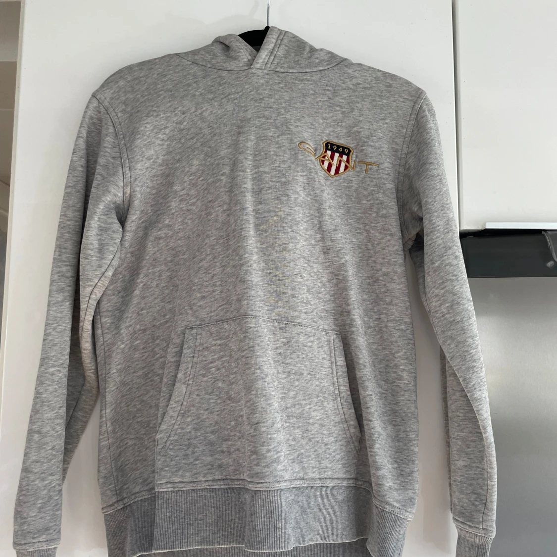 Grå GANT hoodie - 2