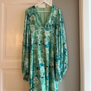 Grön långklänning från Adoore - Säljer min älskade adoore klänning då den inte passar mig längre. Använd några gånger men är utan skavanker och slitage. Nypris 1700kr, storlek 38. Pris går att diskutera! 😊