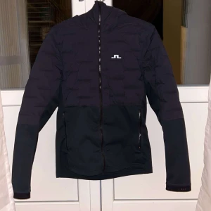  Cardigan från J.Lindeberg - Säljer en riktigt snygg J.Lindeberg Cardigan i storleken M. Bra skick! Hör gärna av er vid funderingar 😊 Priset går att diskutera!