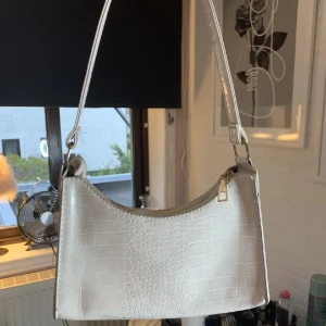 vit axelremsväska  - säljer för 40 den är pytte plastig men det syns inte super mycket 