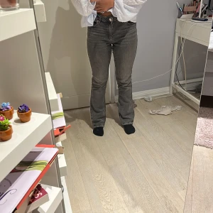 Grå/svarta  jeansbyxor - Jeans från Gina Tricout i storlek 158. Passar bra med olika toppar o tröjor💗💐