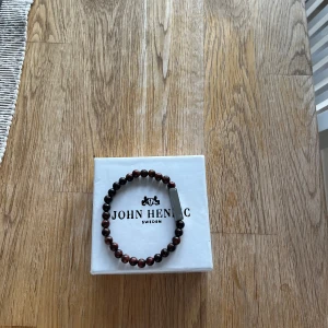 Armband från John Henric - Säljer två armband från John Henric som inte kommer till användning, passar perfekt nu till våren/sommaren! 
