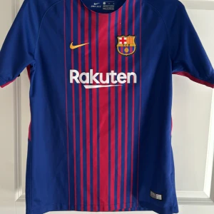 F.C Barcelona 2017 matchtröja  - Tröjan är använd ett par gånger och är köpt på Camp Nous gamla butik. Den passar dig med xs/s i storlek. Priset är inte ristat i sten. 